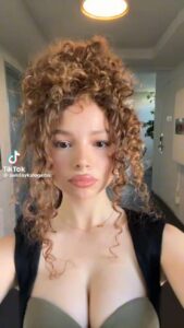 Telegram bokep tante horny colmek mendesah kencang Gang Sempit 2026